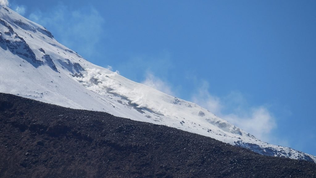 Les pentes fumantes du volcan Guallatiri au Parc Lauca